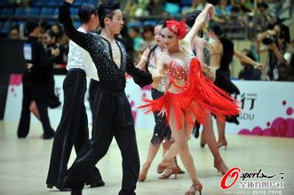 ����͸�Ӿ�������Ƶ���ڼ���ϰ��ѫͬ־����100������̸���ϵĽ���...